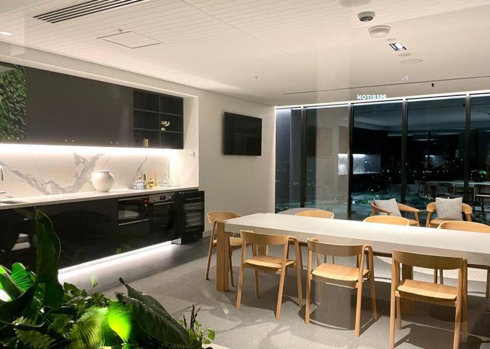 Stunning Oceanview 2Br In The Heart Of Broadbeach 44F Lägenhet Guldkusten Exteriör bild