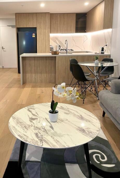 Stunning Oceanview 2Br In The Heart Of Broadbeach 44F Lägenhet Guldkusten Exteriör bild